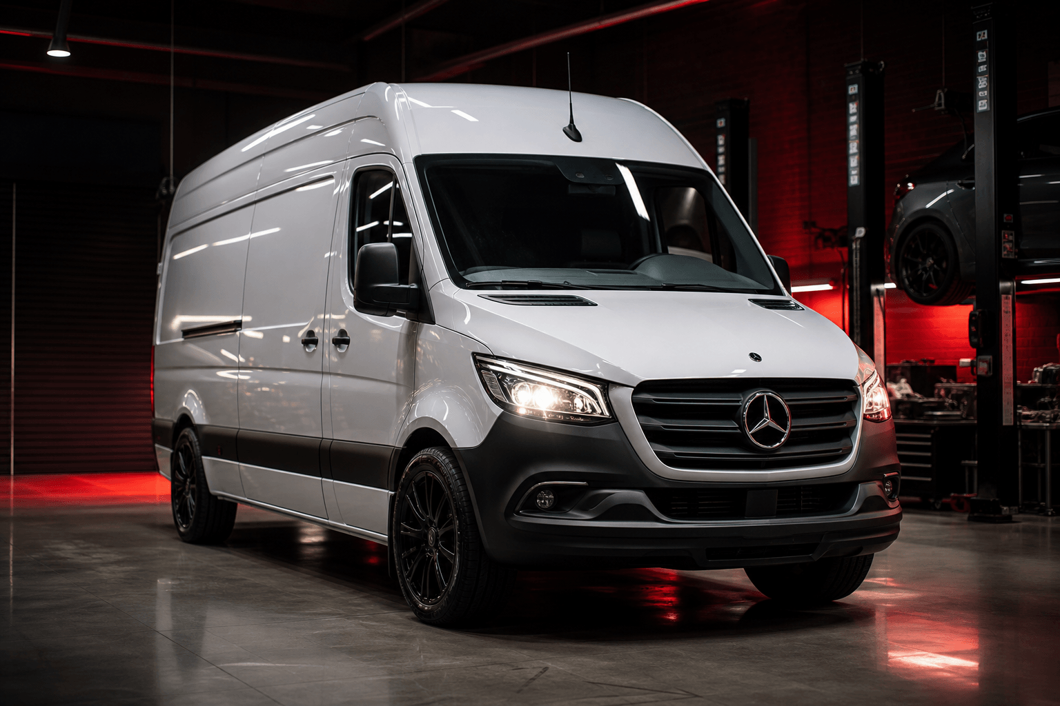 Van Mercedes-Benz Sprinter branca na oficina Aravan com iluminação premium